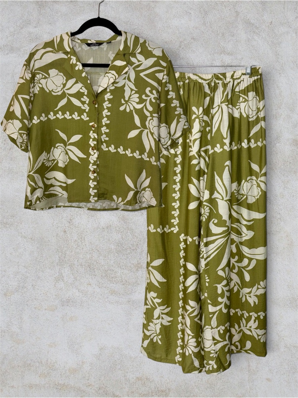 Mlle Gabrielle Green & White Floral 2-Piece Blouse & Pants Set